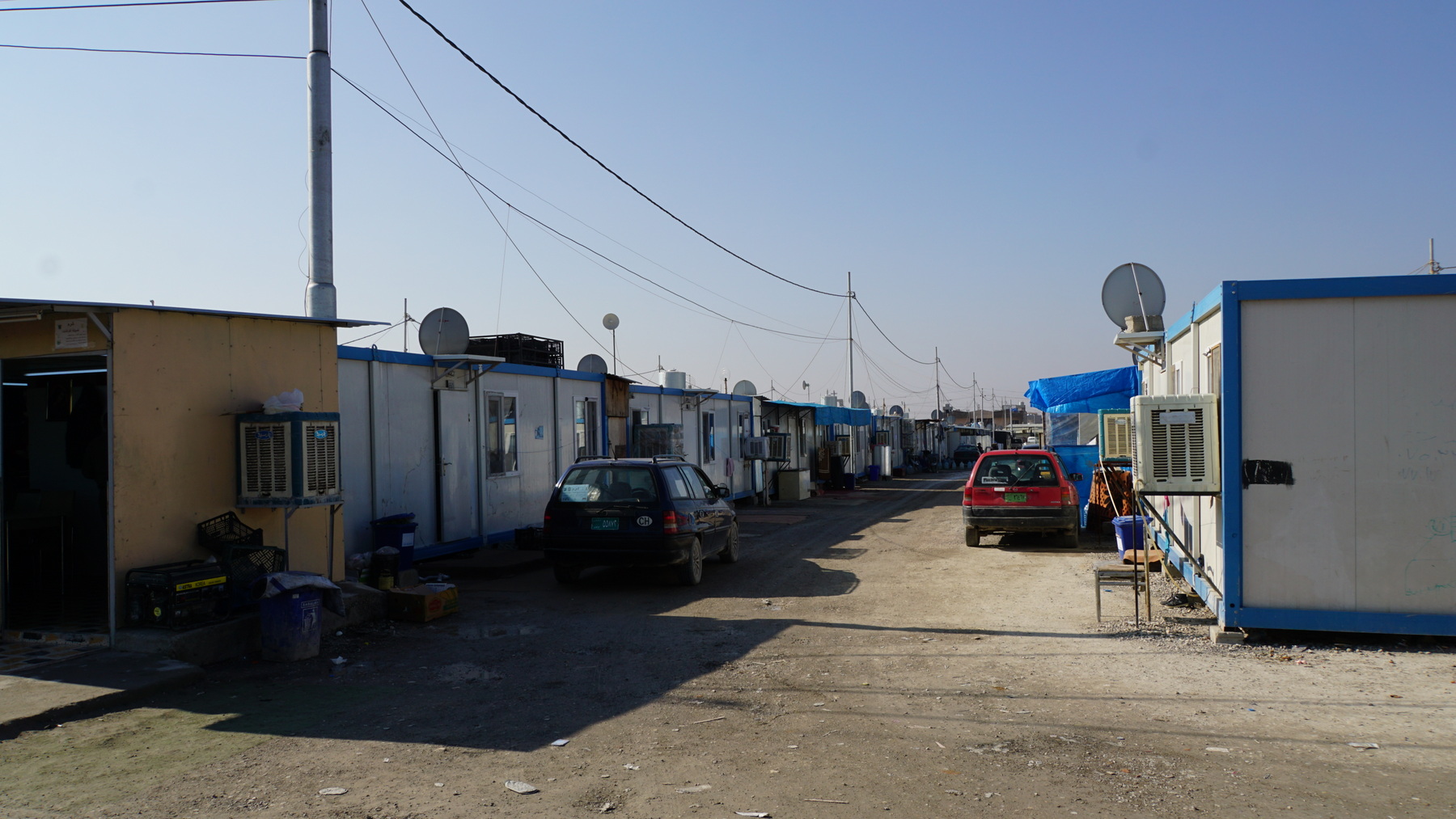 <p>Le camp est une petite ville, avec l'électricité, l'eau, les évacuations, presque tout, sauf que ce n'est pas chez eux...</p>