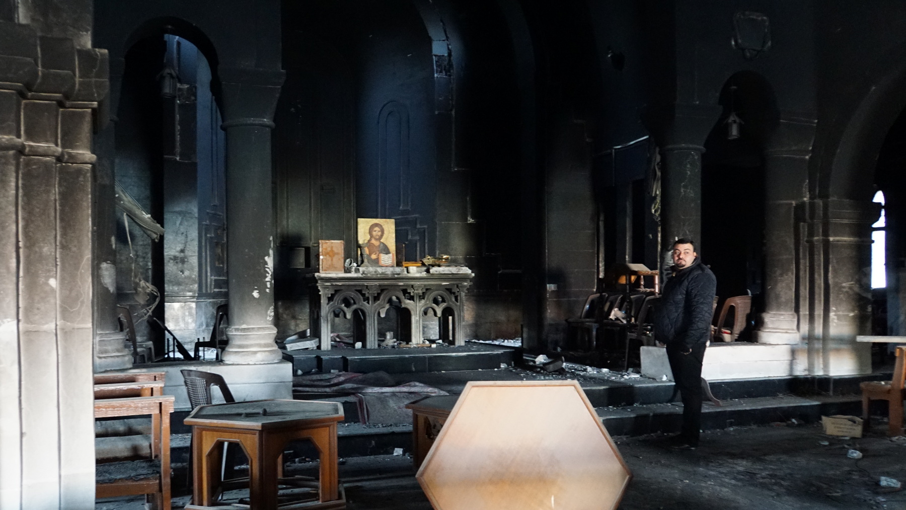 <p>L'église a été brulée et la bibliothèque sacagée par Daech.<br class='autobr' />
Au milieu de cette noirceur, l'icone du Christ est de retour sur l'autel.</p>