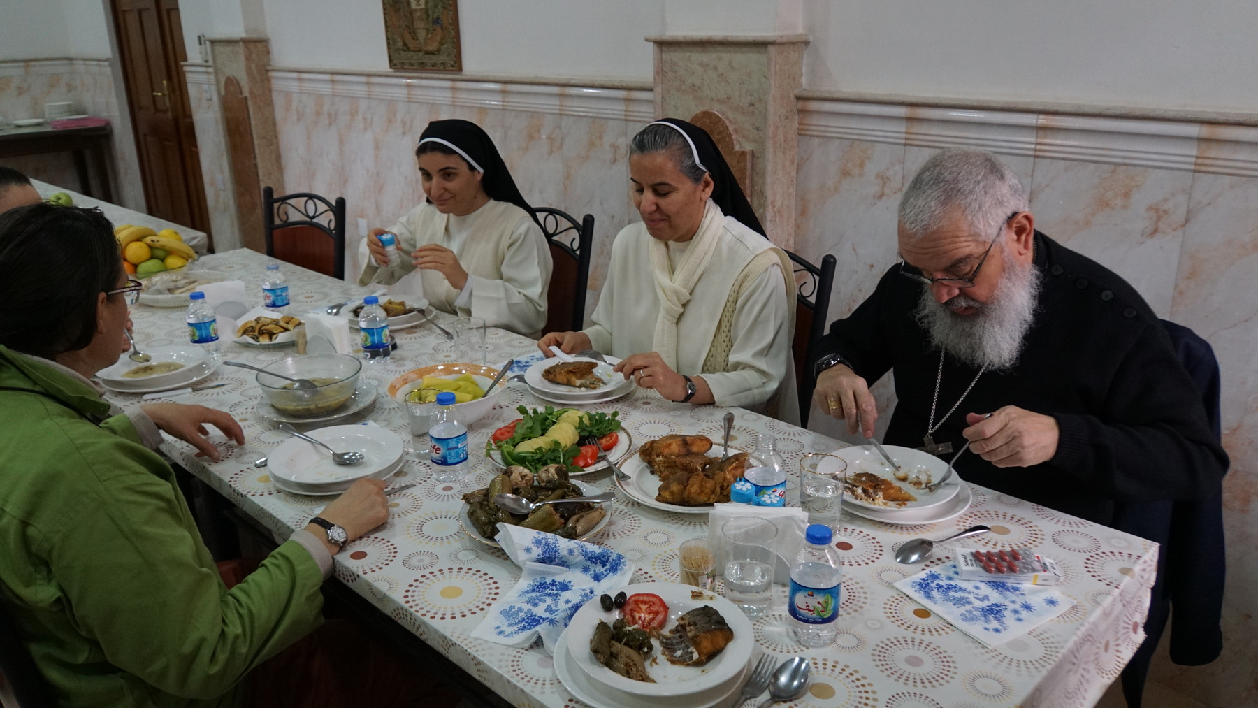 <p>Les soeurs ont installé une dizaine d'algecos autour du couvent pour accueillir les soeurs qui avaient quitté Mossoul. Depuis 3 ans, une vingtaine de soeurs âgées sont décédées suite au climat très tendu de la vie en Irak.</p>