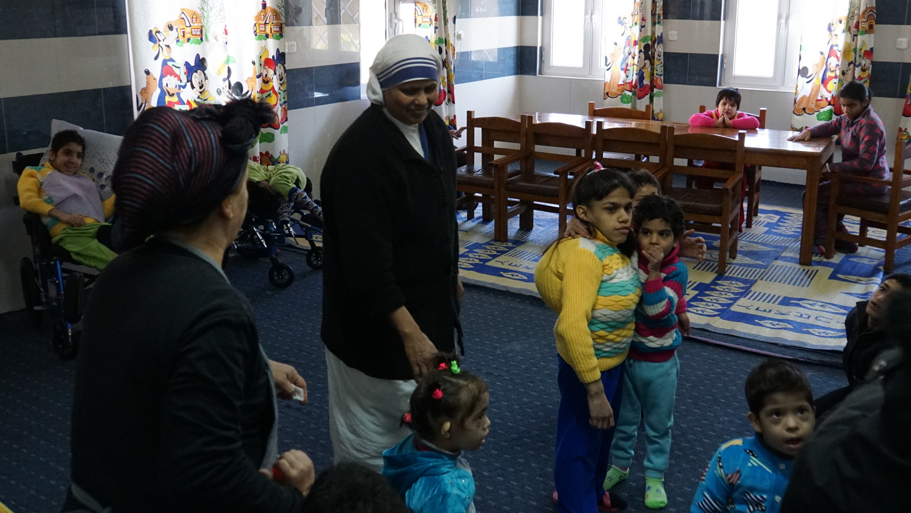 <p>Les soeurs de Mère Teresa accueillent une trentaine d'enfants avec un handicap mental ; un seul est chrétien. La journée commence le matin à 5h par une heure de prière.</p>