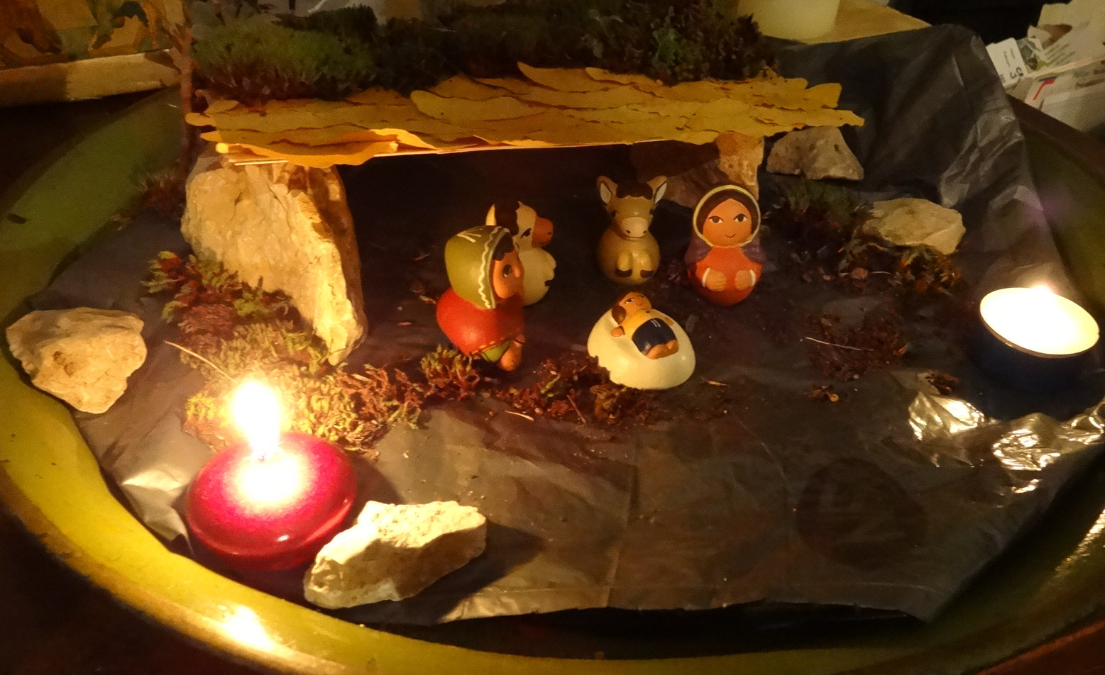 <p>Noël Classique : trouvés à St Michel de Frigolet, ces petits santons de type andins, tous ont le sourire aux lèvres. L'ane et le boeuf sont comme dressés sur leur pattes postérieures...</p>